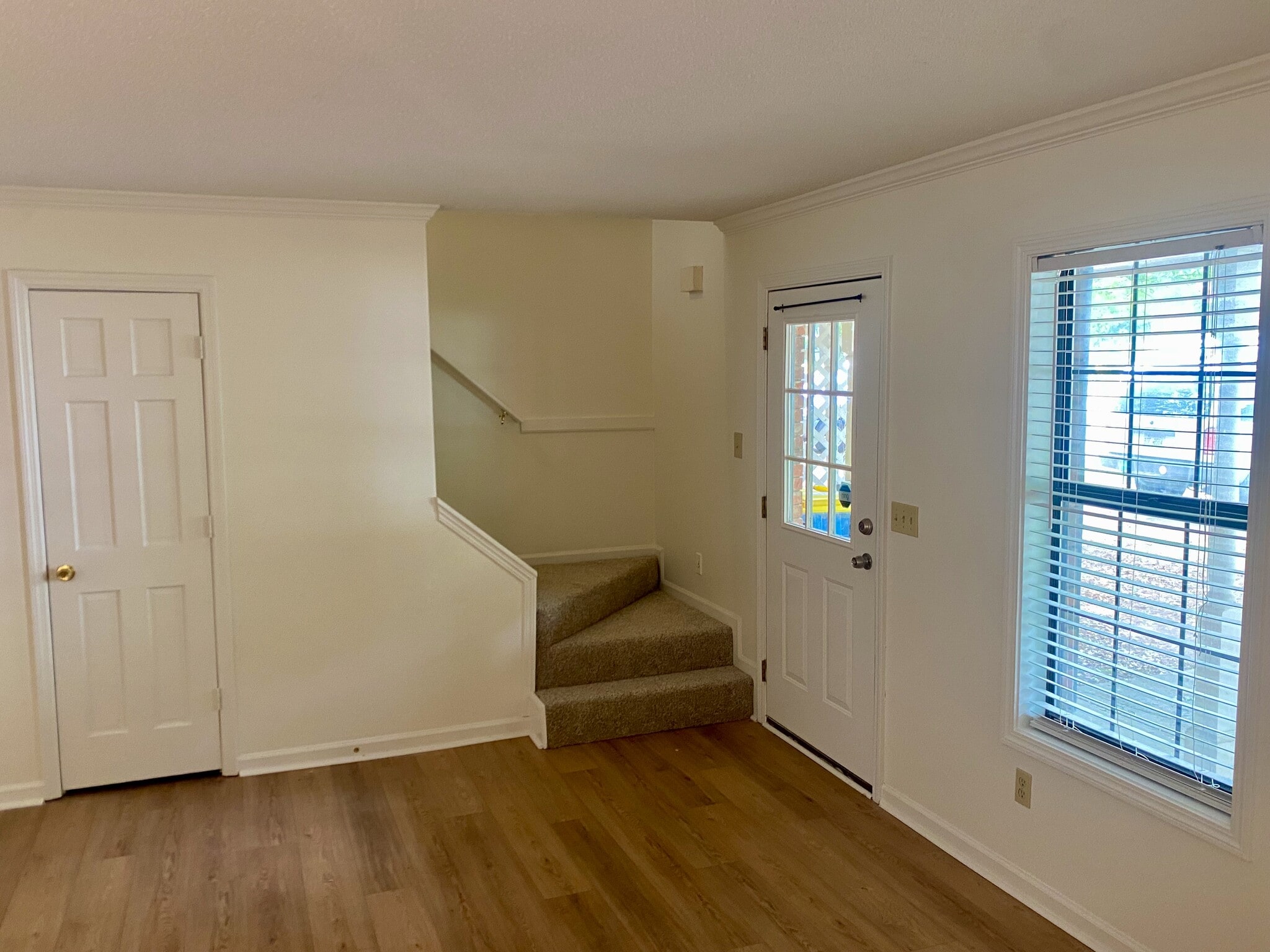 Efficient floor plan with downstairs half bath. - 7005 Sand Wedge Cir