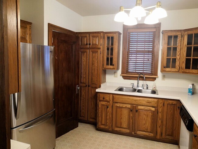 Building Photo - AVAILABLE AUGUST -  3 BED 2 BATH