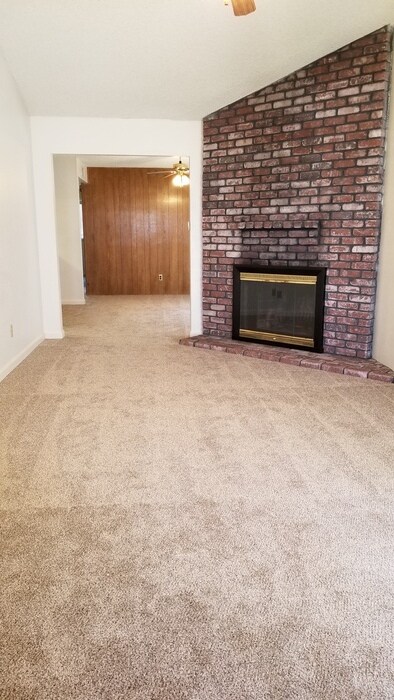 Building Photo - Charming 2 Bedroom Duplex in Fair Oaks!
