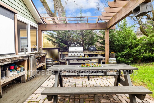 Building Photo - 625 Luttrell St