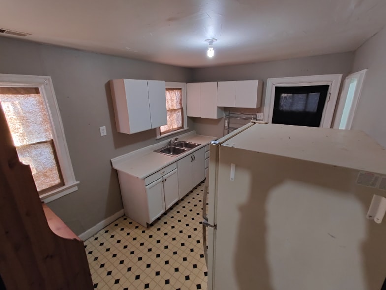 Building Photo - 2347 Madison Ave