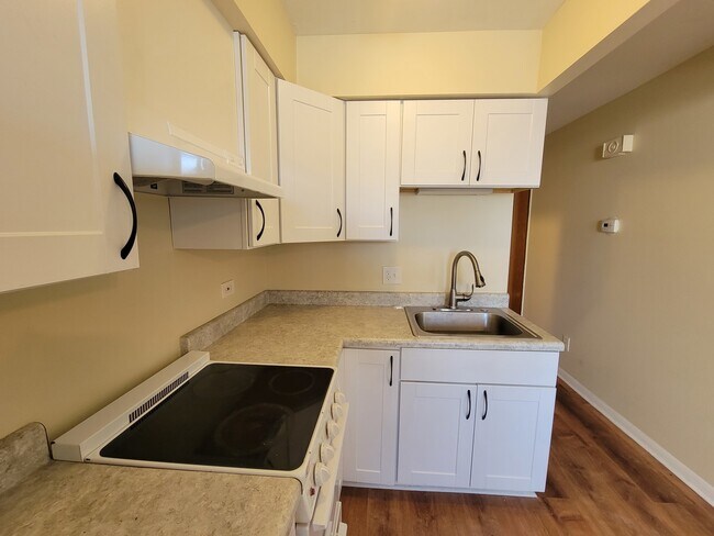 Building Photo - 6151 W Belmont Ave