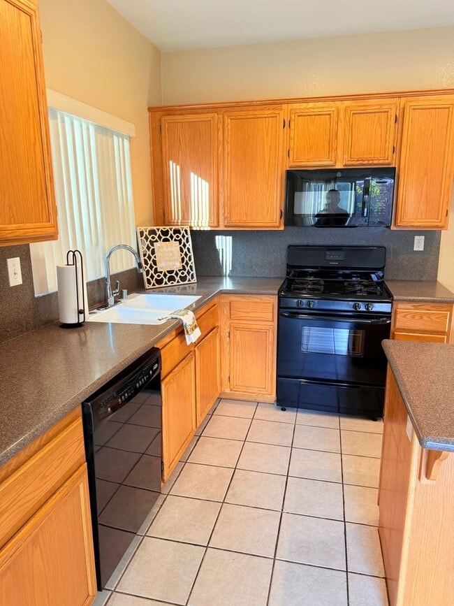Building Photo - Single Story 3 bed home with office for Re...