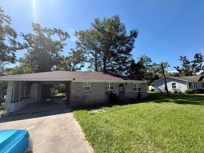 Building Photo - 3 Bed 1 Bath Brick Home