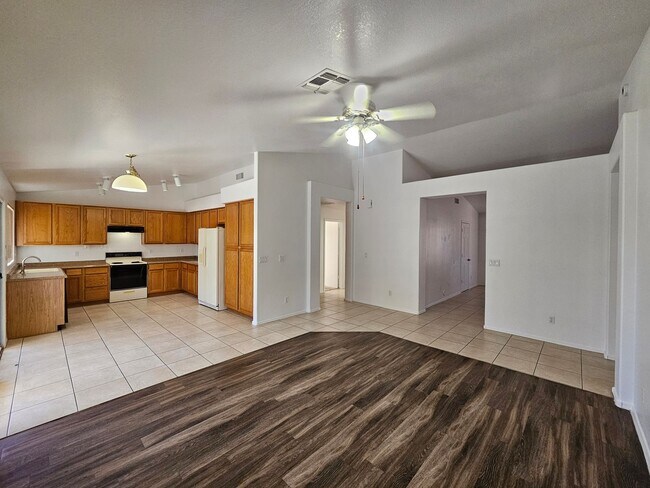 Building Photo - 3 Bedroom Home - No HOA - Single Level - North Phoenix *$500 Off First Month's Rent*