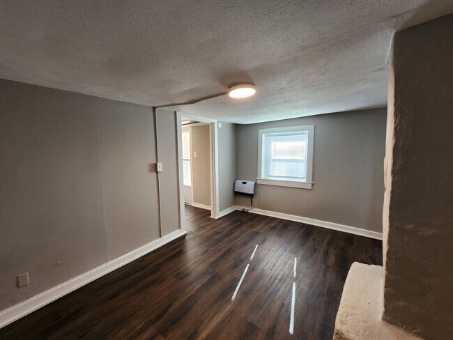 Building Photo - 823 Cumberland Dr