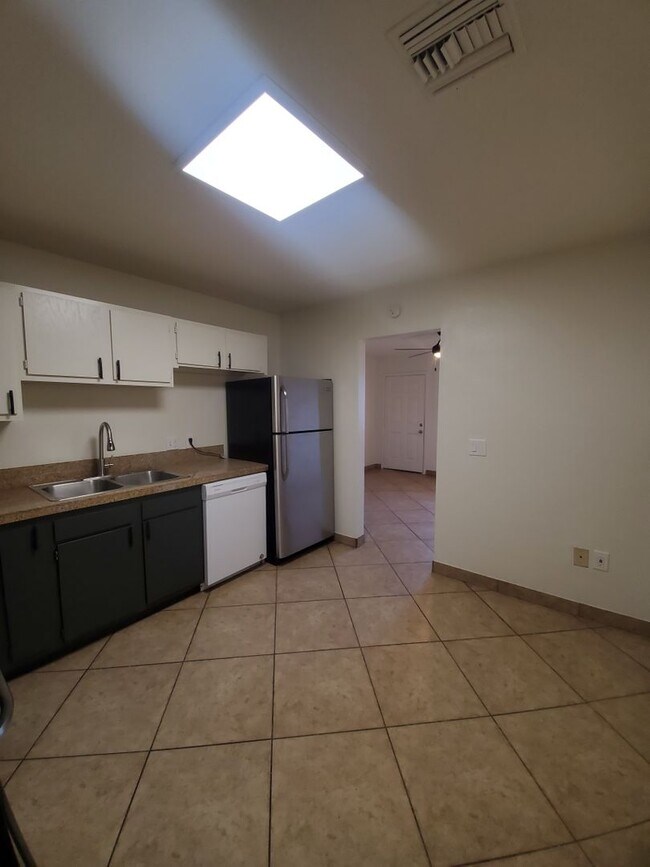 Primary Photo - 4 bedroom, 1.5 bath - North Phoenix - Big ...