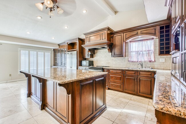 Building Photo - Beautiful House with 4 bed - 2 baths - office & covered big Jacuzzi