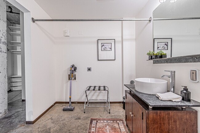 Building Photo - Modern Studio Loft in Downtown Dallas – Water & Internet Included in the Rent ($500 Off First Mon...