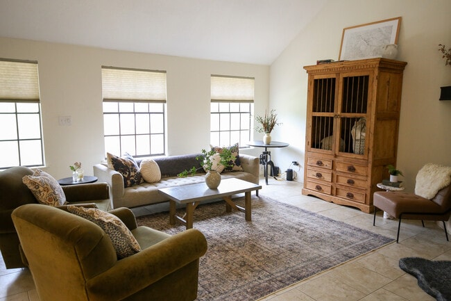 Building Photo - 708 Cowal Dr S