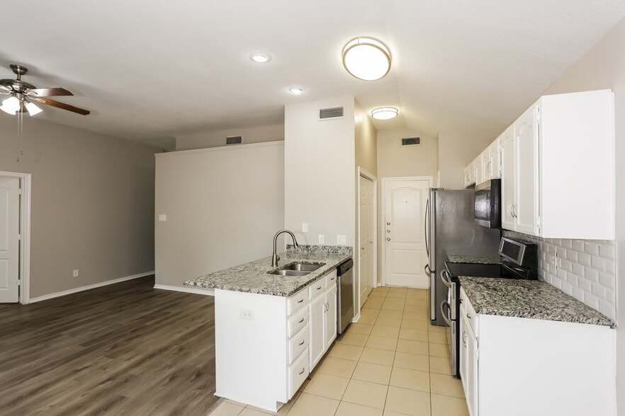 Building Photo - 6841 Black Wing Dr