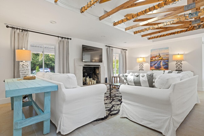 Building Photo - 425 10th Ave