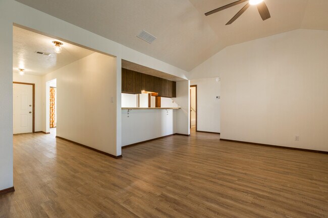 Building Photo - 7401 Scotts Pl NE