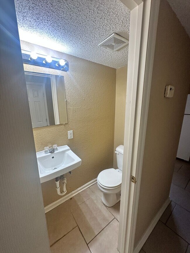 Building Photo - 2BD/1.5B Apartment in Adel