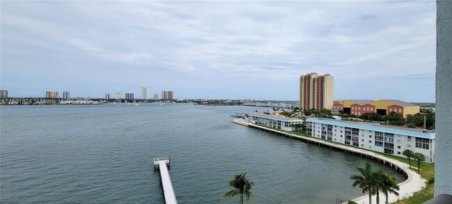 Building Photo - 3040 Lake Shore Dr