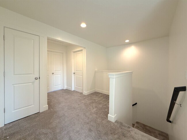 Building Photo - 4 Bed, 2.5 Bath home with 2 Car Garage