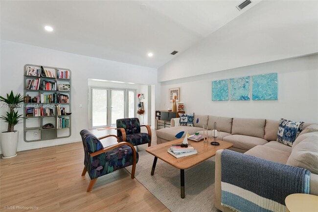 Building Photo - 560 Hampton Ln