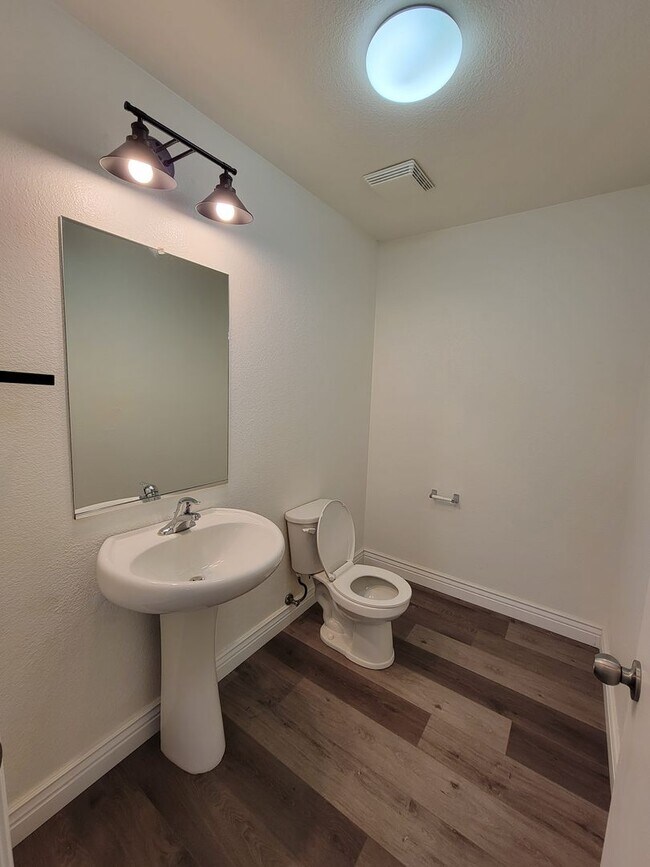 Building Photo - 4 Bedroom 2 Bathroom Home Close to Shopping and Restaurants!!