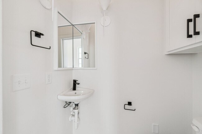 Building Photo - Minimalist Magic: 2-Bed Apartment Over Sel...