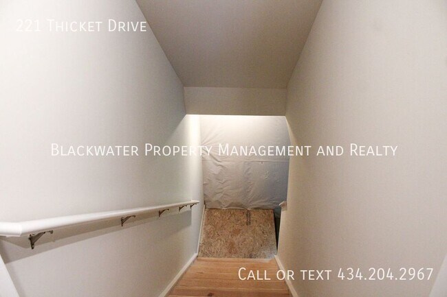 Building Photo - 221 Thicket Dr
