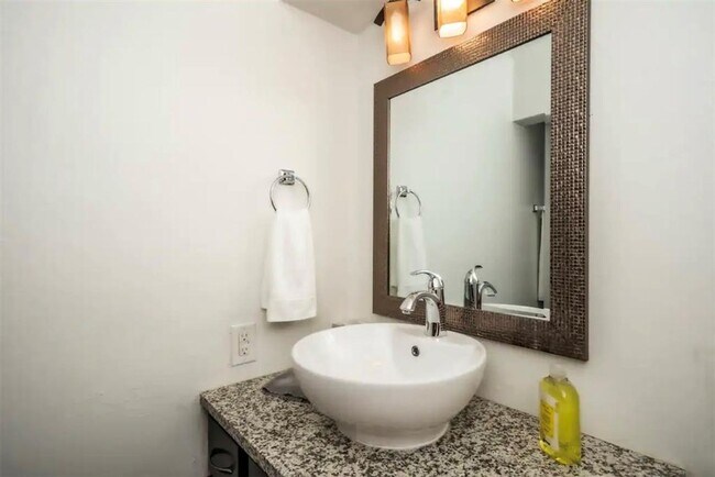 Building Photo - Duplex for rent in heart of OKC