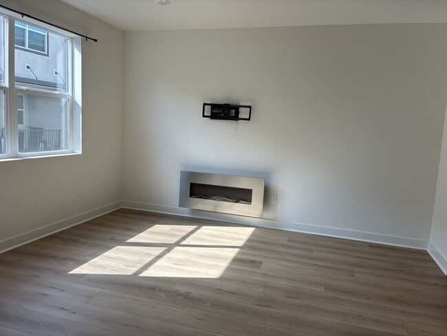 Building Photo - Modern 3-story townhouse in Ontario