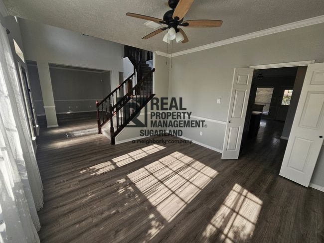 Building Photo - Executive Living in the Heart of Sugar Land