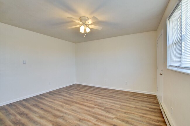 Building Photo - 936-938 Schumann Dr