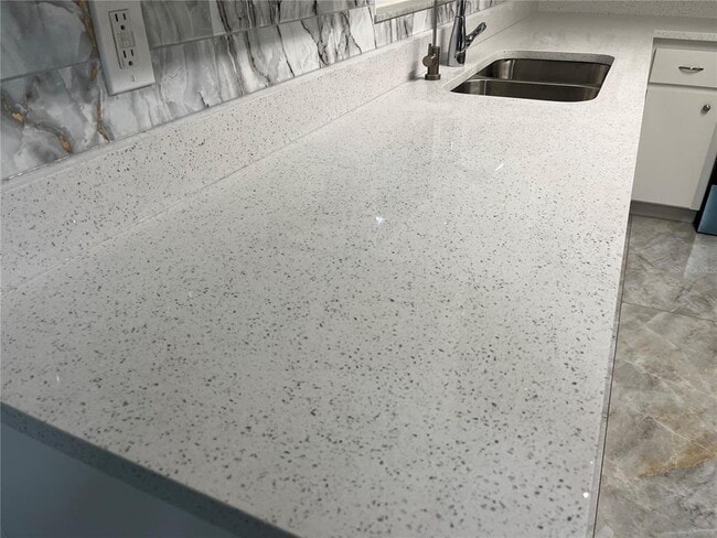 Building Photo - 880 Queen Rd