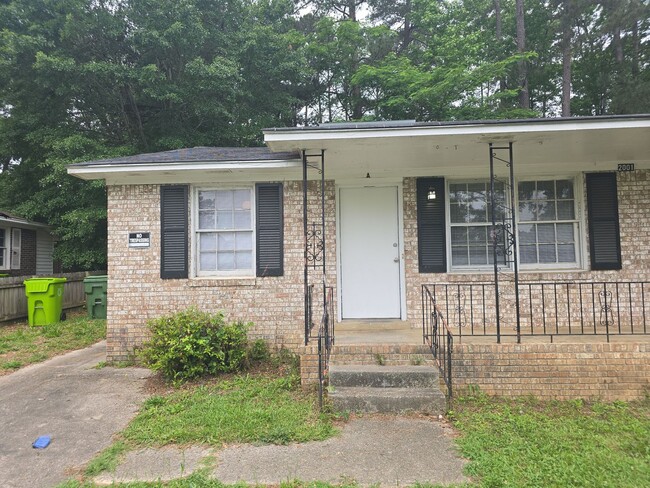 Primary Photo - 2 bedroom 1 bath duplex off of Broad River Rd