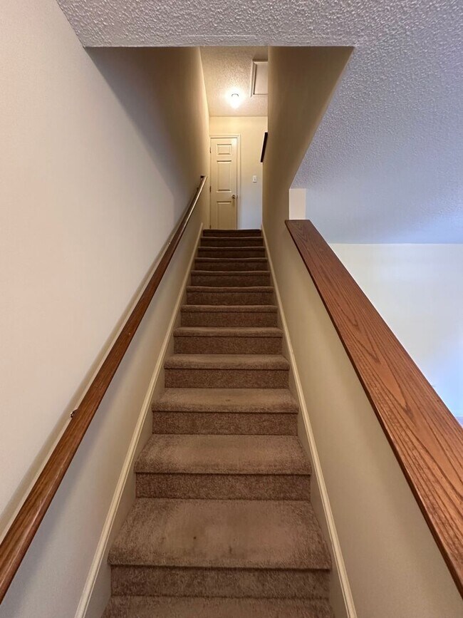 Building Photo - 2 Bed, 1.5 Bath Townhome in Prime Location...