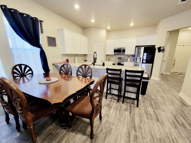 Building Photo - Upland Crossing - 3/2/2 All Appliances Included