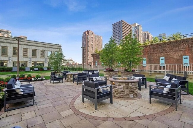 Building Photo - 88 Morgan St