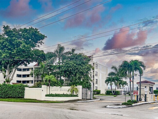 Building Photo - 115 Lake Emerald Dr