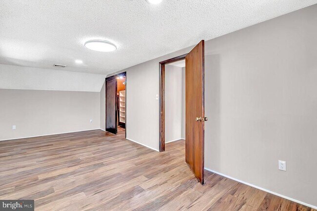 Building Photo - 32 Cranbury Rd