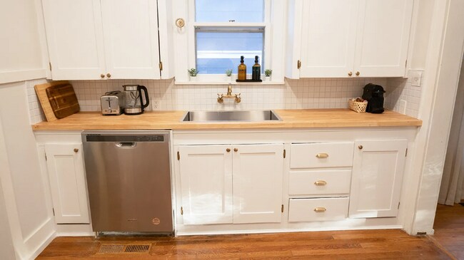 Building Photo - 3 Bed | 1 Bath Near Downtown Tulsa!