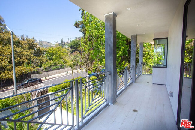 Building Photo - 1724 N Sierra Bonita Ave