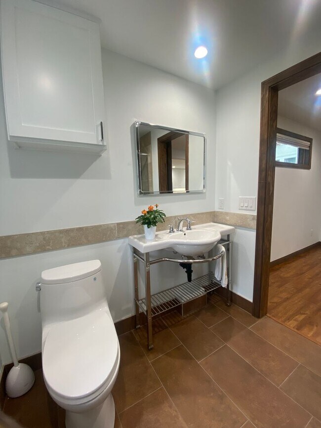 Building Photo - LARGE Mission Hills granny flat w/Loft and A/C!