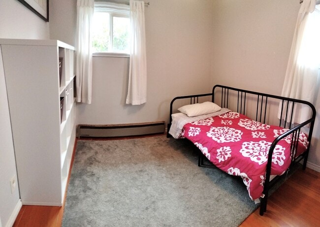 Building Photo - Charming Two Bedroom Home with Beautiful Y...