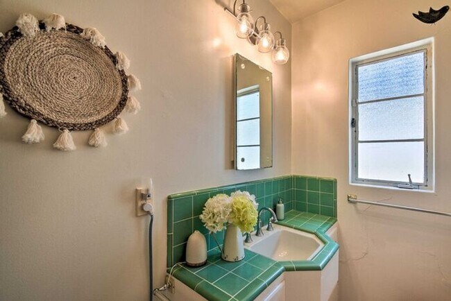Building Photo - 4 Bed, 3 Bath, stunning home, located in t...