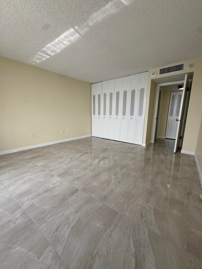 Building Photo - 5200 N Flagler Dr