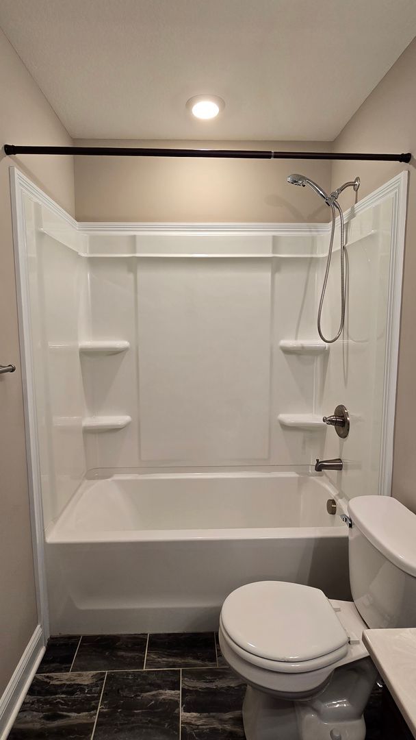 Building Photo - Beautiful 3 BDS 2 BA with fenced in yard