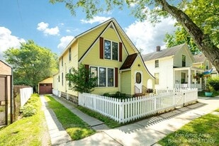 Building Photo - 413 5th St