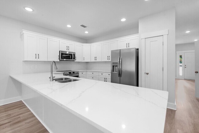 Building Photo - Modern 4BR Home with Private Fenced Yard Near the Beach