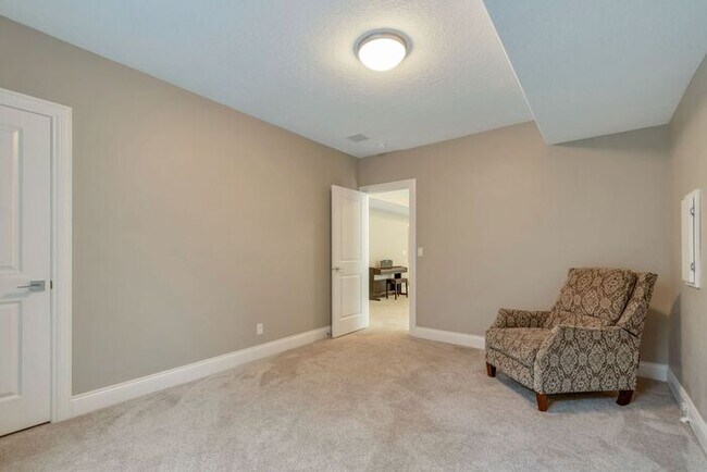 Building Photo - Upmarket Townhouse in Sought After Holladay City