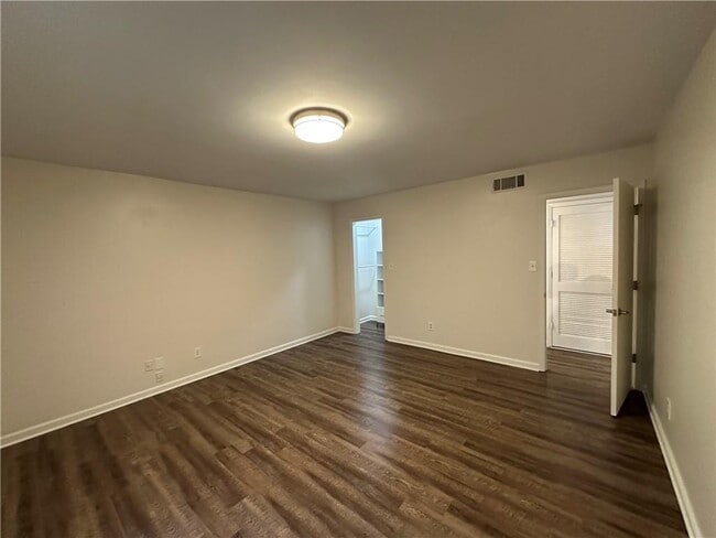 Building Photo - 303 River Run Dr