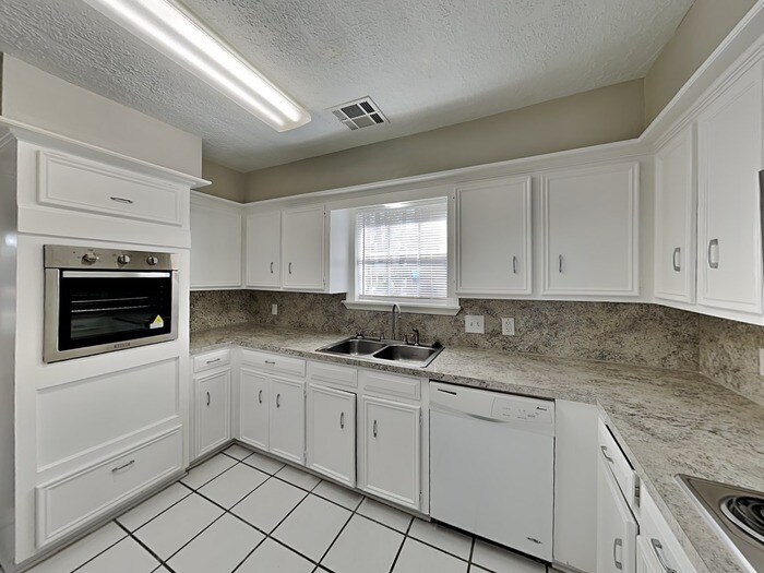 Building Photo - 1906 Tucumcari Dr