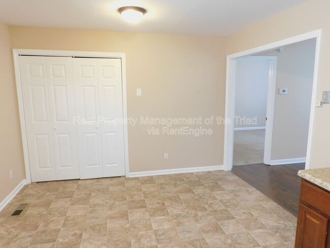 Building Photo - 814 Carrieland Dr