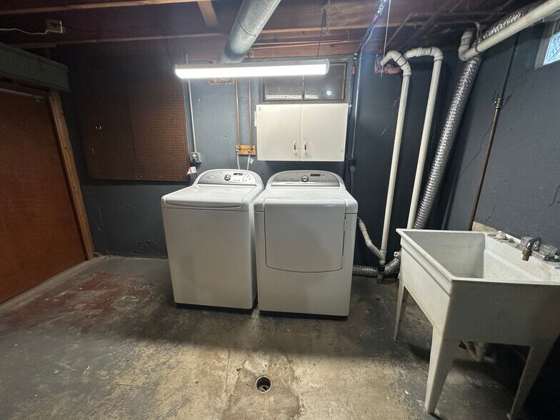 Washer/dryer - 884 Kingston Dr