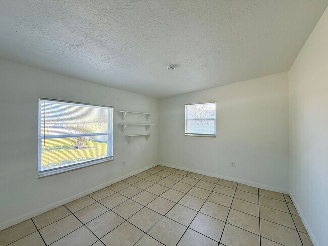 Building Photo - Four Bedroom Bradenton Rental - Large Yard